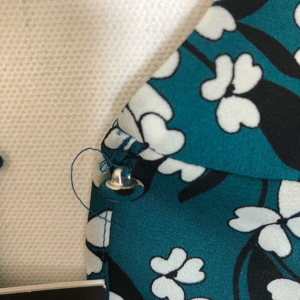 NWT Who What Wear Sleeveless Blouse Turquoise White Floral Mock Neck Size XS - Picture 11 of 14